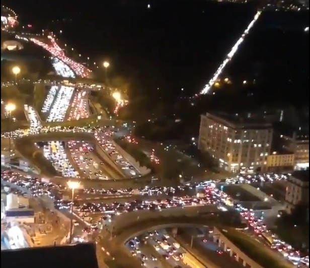 Marea fugă din Paris, de teama carantinei. La ieșirea din oraș s-au format cozi uriașe de mașini, gările și autogările sunt sufocate