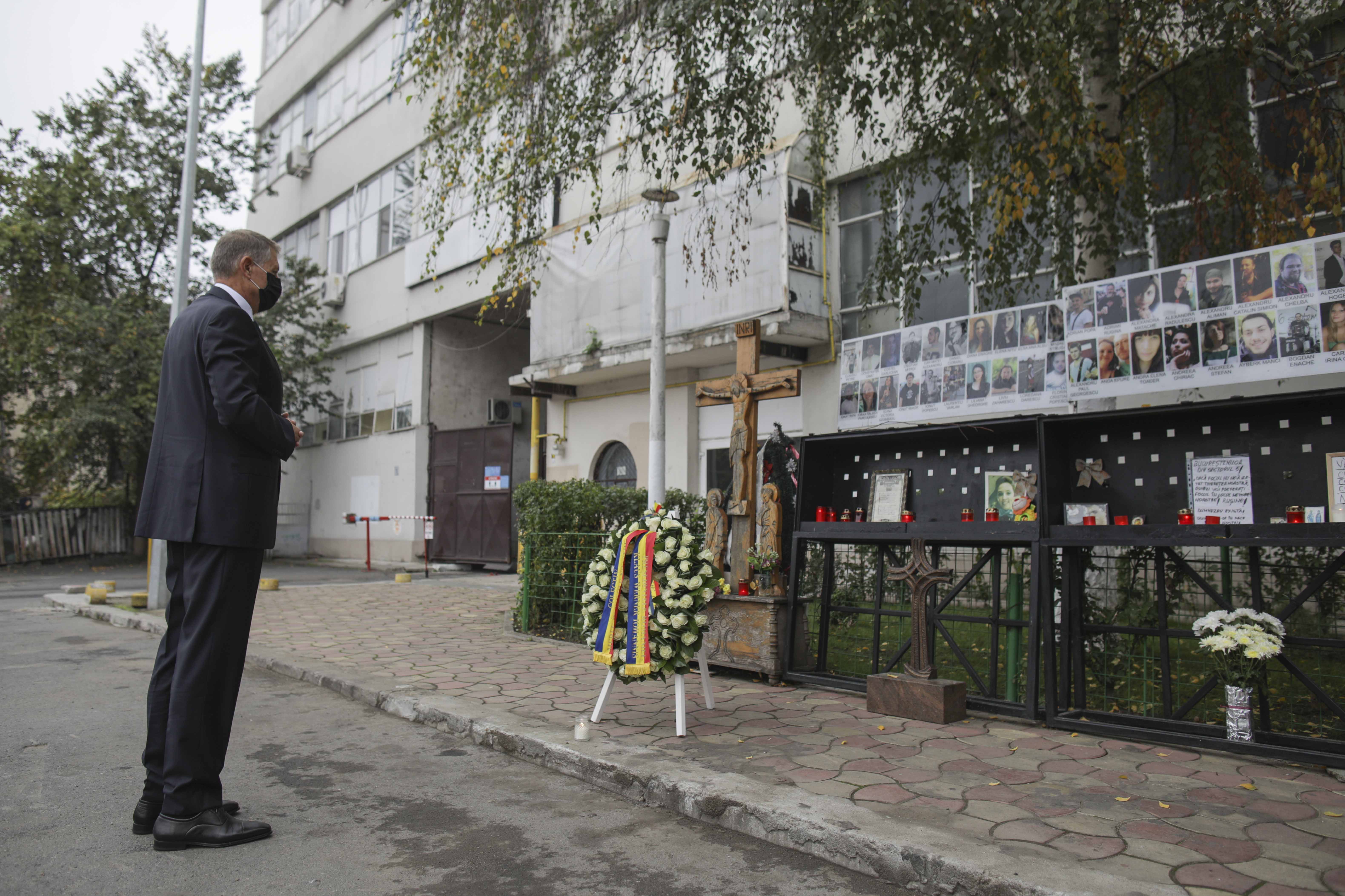 Se împlinesc 5 ani de la tragedia de la Colectiv. Președintele Klaus Iohannis a depus o coroană de flori în memoria victimelor