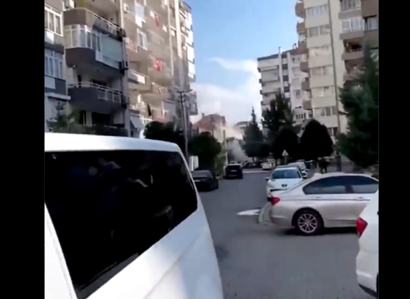 Cutremur puternic în Turcia. Momentul în care un bloc din Izmir se prăbușește sub privirile îngrozite ale trecătorilor