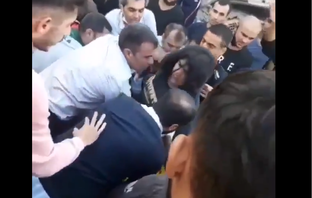 Momentul în care oameni sunt scoși de sub dărâmături, la Izmir. 20 de clădiri s-ar fi prăbușit după cutremur