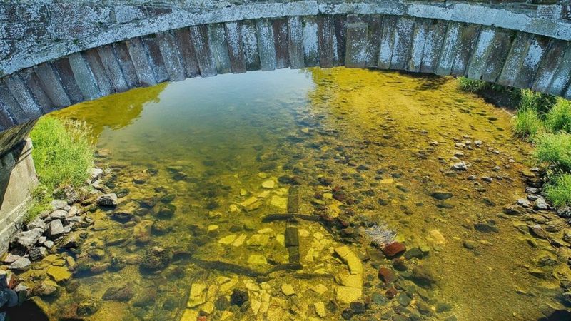 Un pod ce datează din anii 1300 a fost descoperit de arheologi pe fundul unui râu din Scoția