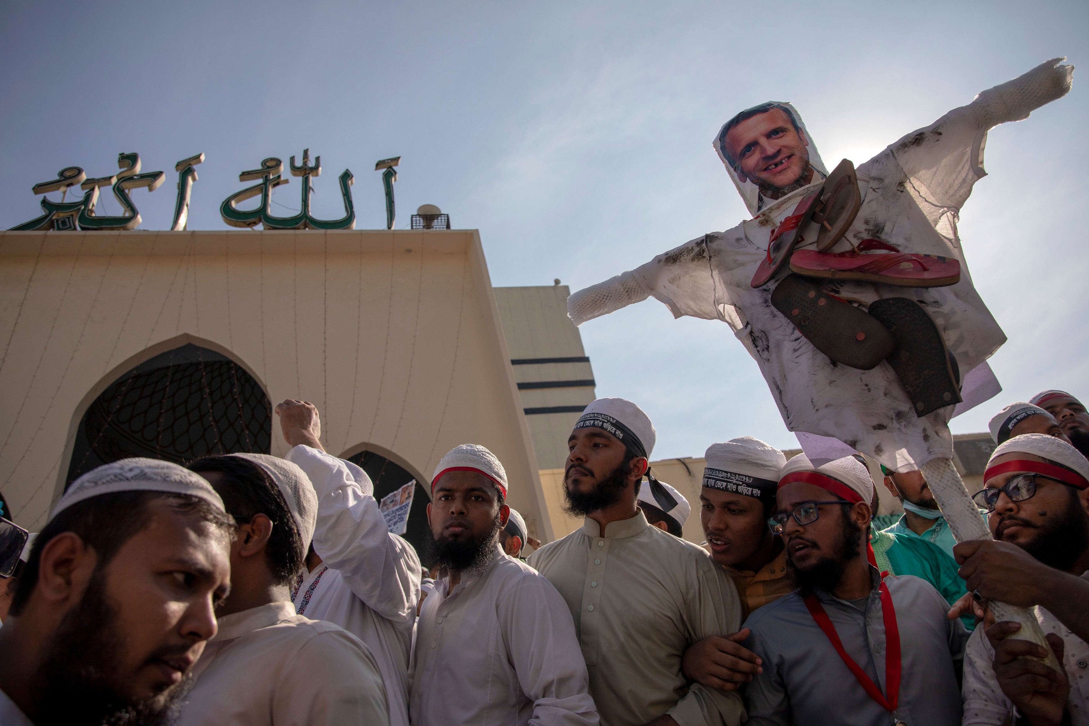 Zeci de mii de musulmani au protestat în Pakistan, Bangladesh și teritoriile palestiniene împotriva declaraţiilor lui Emmanuel Macron