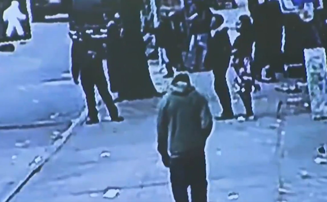 Un bărbat din New York a căzut într-o groapă plină cu șobolani, după ce trotuarul a cedat sub el