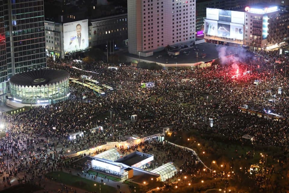 Imagini impresionante la Varșovia. Zeci de mii de oameni au protestat împotriva interzicerii avortului. Președintele Poloniei intervine