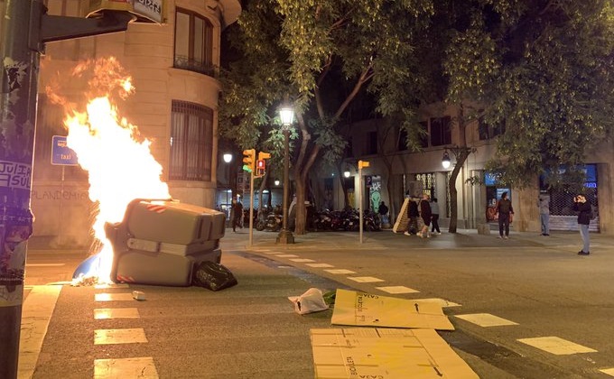 FOTO VIDEO | Confruntări violente la Barcelona între protestatari împotriva restricțiilor și poliție