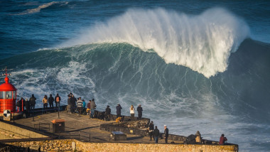 Valuri mari la Nazare, raiul surferilor