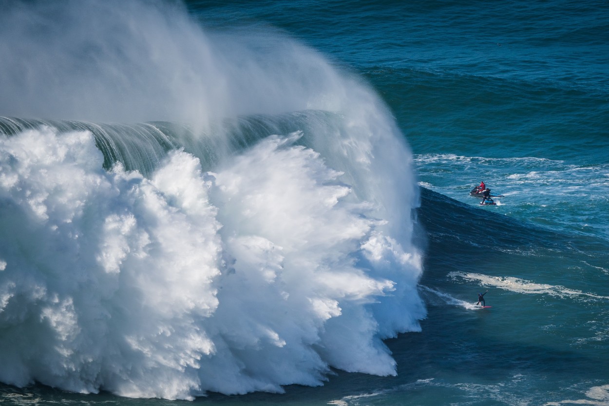 Imagini spectaculoase din Nazare, locul unde se formează valuri uriașe