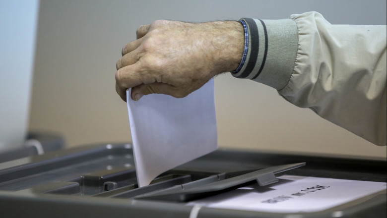 alegeri Republica Moldova, mână pune buletin în urna de vot