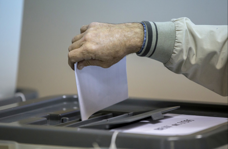 alegeri Republica Moldova, mână pune buletin în urna de vot