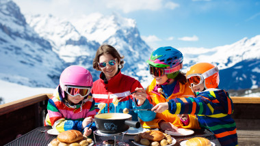 familie ia masa dupa ski, la munte