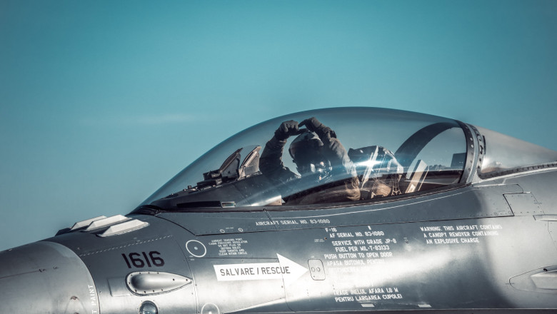pilot militar român salută din cabina unui avion F-16 din dotarea Forțelor Aeriene Române