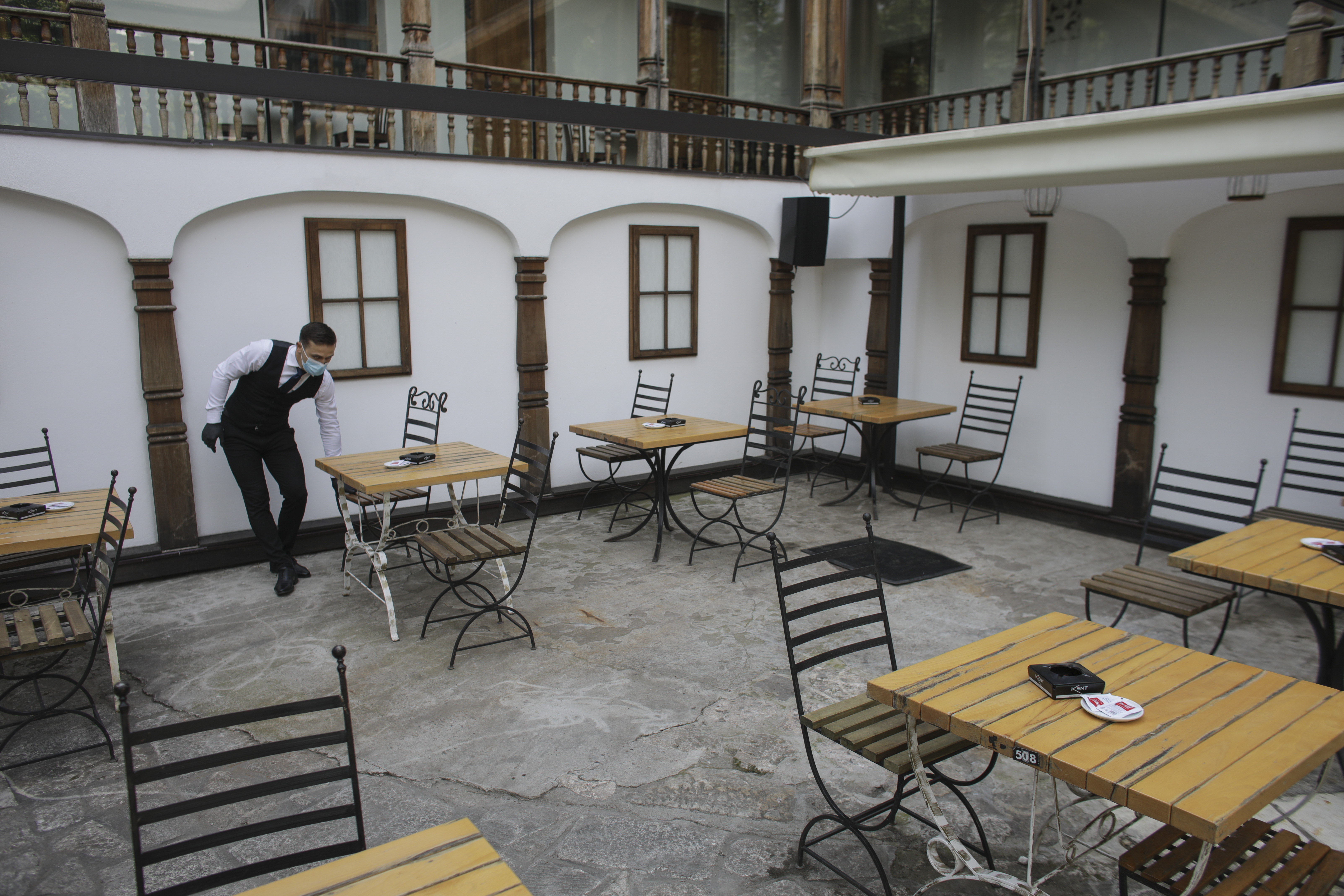 Nicușor Dan propune ca terasele și restaurantele din Capitală să nu plătească taxa de ocupare a domeniului public