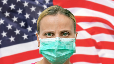 femeie cu masca pe fundal steag american
