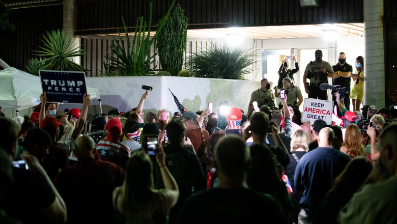 Susținători furioși și înarmați ai lui Donald Trump s-au adunat la un centru de numărare a voturilor din Arizona, stat care ar putea fi câștigat de Joe Biden, conform proiecțiilor.