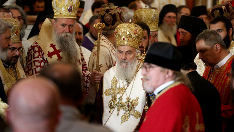 Patriarhul Irineu al Serbiei, în vârstă de 90 de ani, a participat recent la o impresionantă slujbă religioasă ocazionată de înmormântarea unui alt prelat sârb, mitropolitul Amfilohie, care a murit după ce a contractat maladia COVID-19.