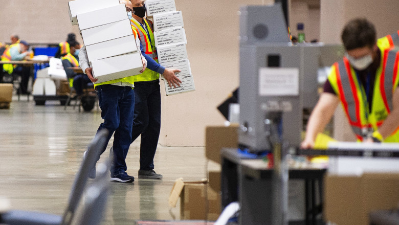 oameni numara voturi la centrul electoral in philadelphia