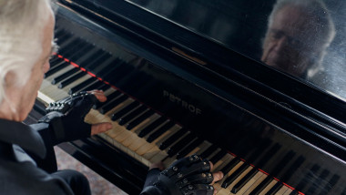 Joao Carlos Martins cântă la pian cu mănușile bionice.