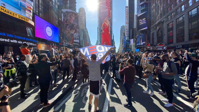 mii de oameni se bucura in Times Square pentru victoria lui Joe Biden