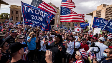 Susținători ai lui Donald Trump manifestează în Phoenix, Arizona, după ce proiecțiile media arată că Joe Biden este președintele ales