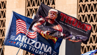 Susținătorii lui Donald Trump demonstrează în fața Congresului local din Arizona după ce marile canale media au anunțat că Joe Biden este câștigătorul alegerilor prezidențiale din 3 noiembrie