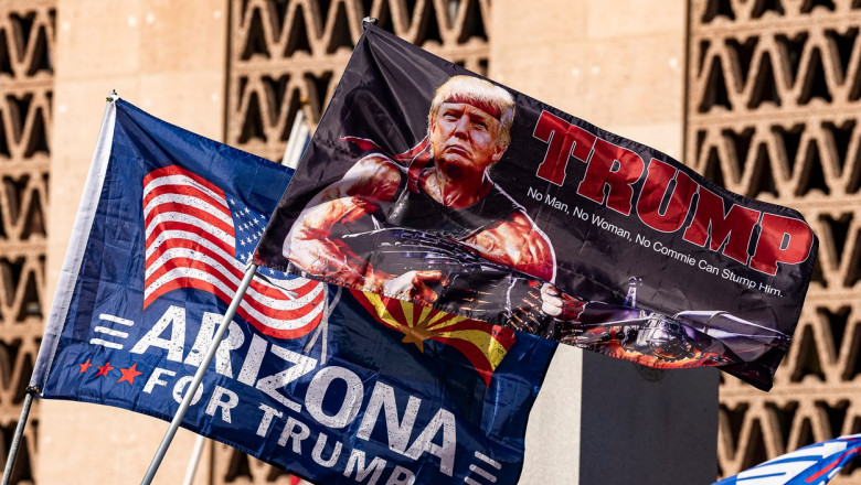 Susținătorii lui Donald Trump demonstrează în fața Congresului local din Arizona după ce marile canale media au anunțat că Joe Biden este câștigătorul alegerilor prezidențiale din 3 noiembrie