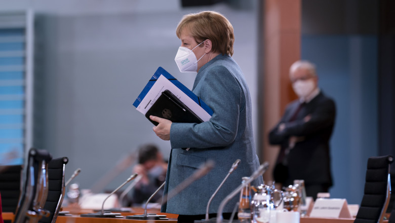 Angela Merkel, cu masca pe față, la ședința săptămânală de guvern.