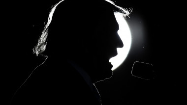 profilul lui Donald Trump pozat contra unei surse de lumină