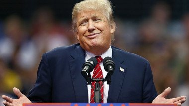 Donald Trump zâmbește