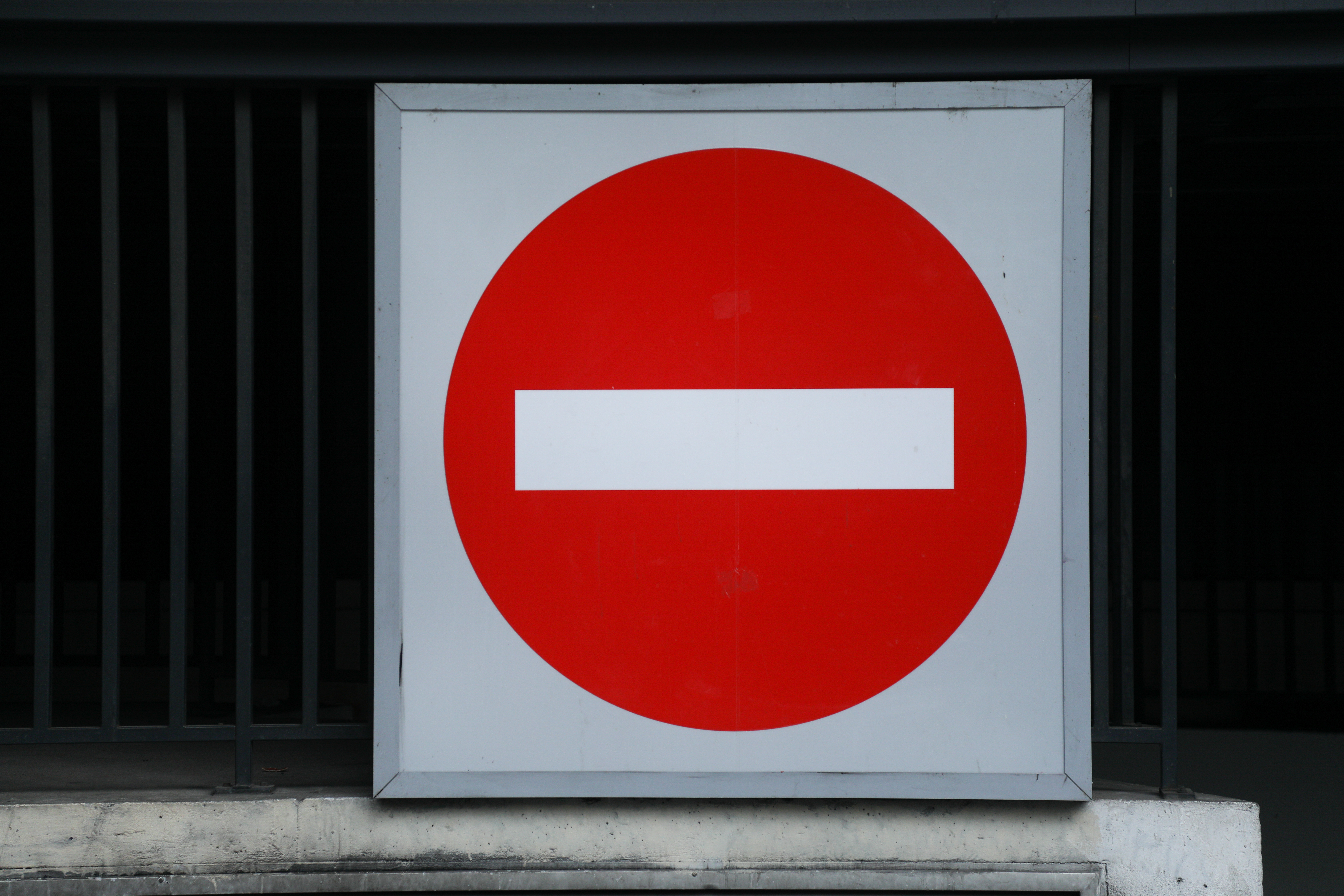 Un tânăr din Voluntari a vrut strada doar pentru el și a montat un semn de „interzis”. Ce s-a întâmplat după aceea
