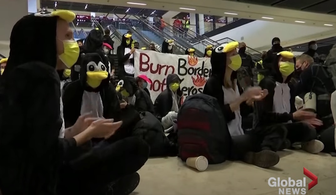 În plină pandemie și cu o întârziere de nouă ani, în Berlin s-a inaugurat noul aeroport. Activiștii au protestat în costum de pinguin