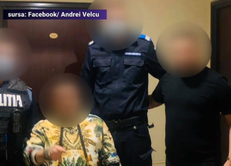 Polițiști anchetați după ce s-au pozat cu doi cântăreți de manele care nu purtau mască