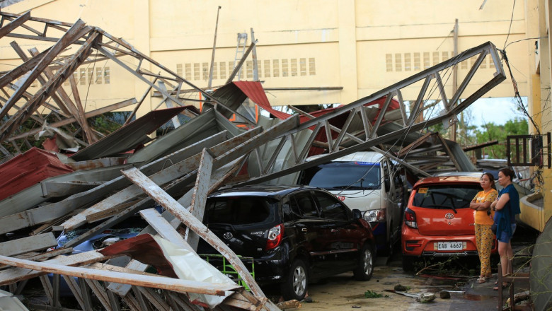 stalpi metalici cazuti peste masini in filipine din cauza taifunului goni