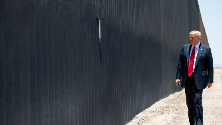 Donald Trump vizitează zidul de la graniţa dintre SUA şi Mexic
