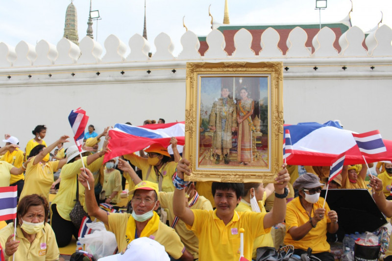 sustinatori ai regelui thailandei