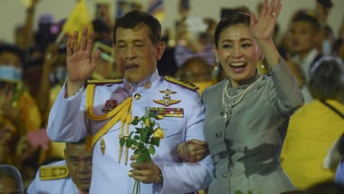 Regele Thailandei, Maha Vajiralongkorn, și regina Suthida îi salută pe susținătorii regali adunați la Palatul Regal
