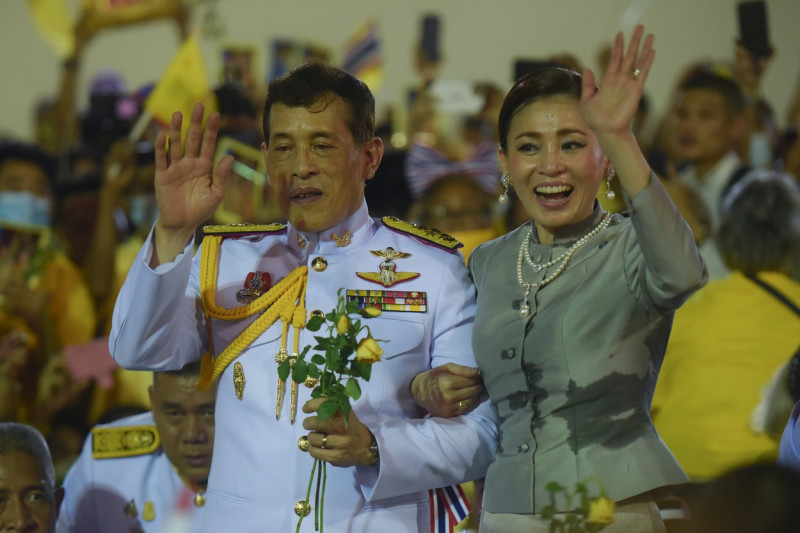 Regele Thailandei si regina saluta publicul
