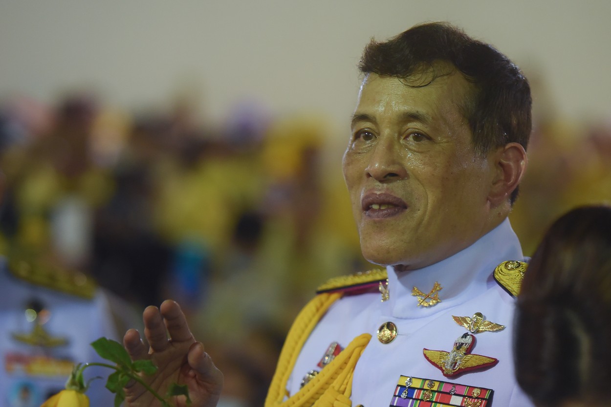 Un thailandez a fost condamnat la doi ani de închisoare pentru că a lipit un sticker pe un portret al regelui