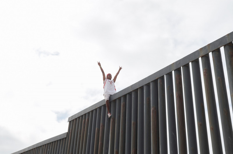 Imigrant mexican căţărat pe zidul lui Trump de la graniţa SUA Mexic