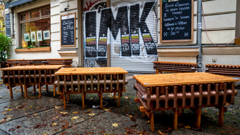 restaurant inchis cu mese lasate afara in strada