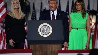 Donald Trump, între fiica sa, Ivanka, și prima-doamnă, Melania Trump
