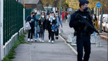 poliţist înarmat patrulează pe stradă în Paris