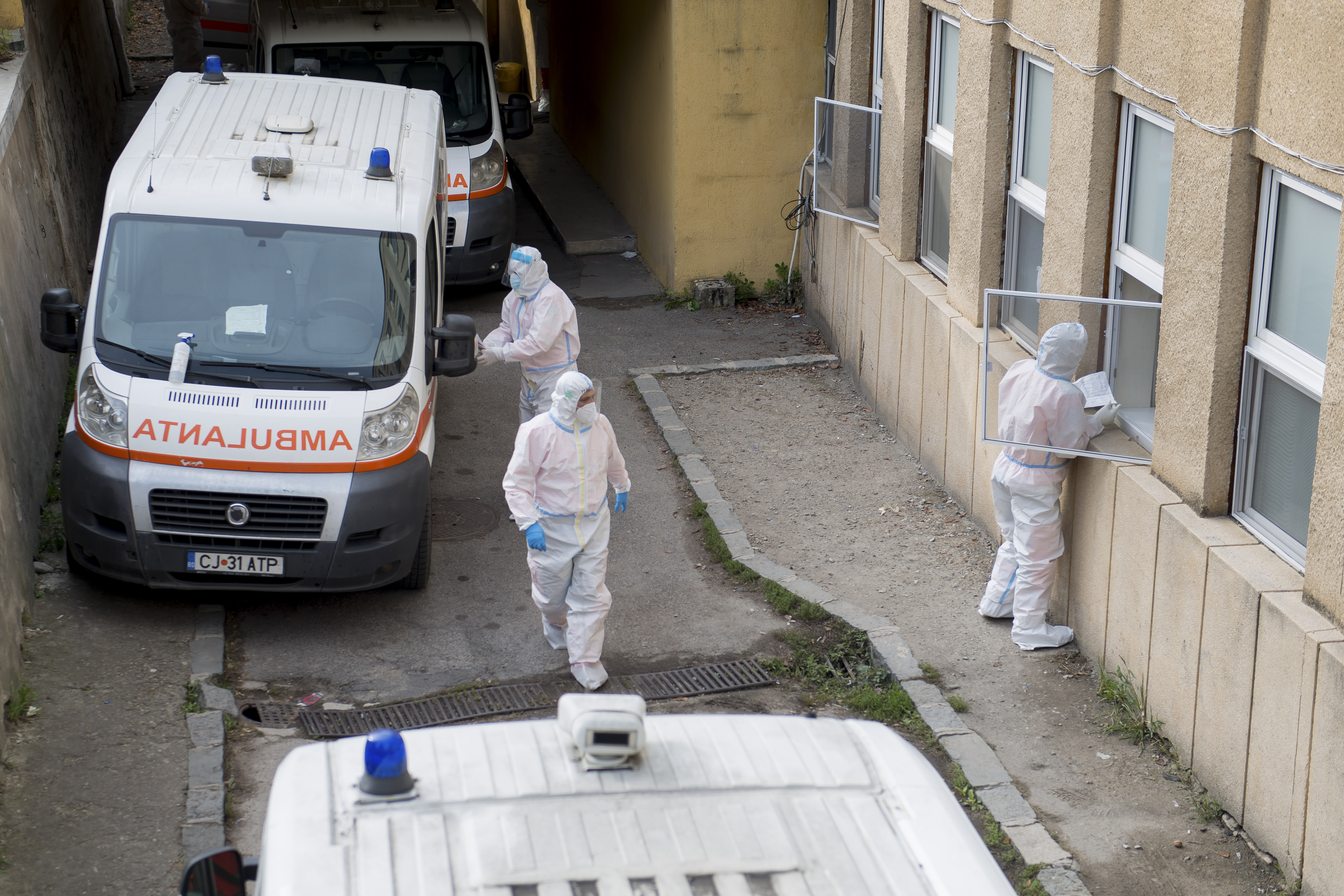 În spitalele arhipline, bolnavii își împart măștile de oxigen. Afară, ambulanțele stau la coadă, iar pacienții sunt tratați în corturi