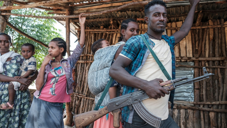 Un bărbat parte a trupelor regionale din Amhara. Aceste trupe au fost mobilizate pentru a readuce regiunea Tigray sub controlul guvernului federal etiopian.