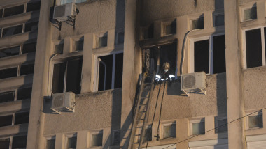 Pompier la geamul unității ATI a Spitalului Județean Piatra Neamț unde a izbucnit un incendiu la 14 noiembrie 2020.