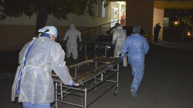 Personal medical mută pacienți după incendiul din Spitalul Județean Piatra Neamt,