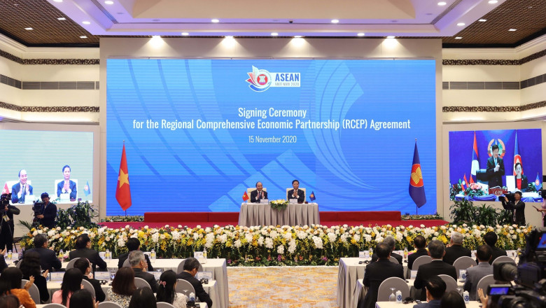 Semnarea tratatului RCEP la Hanoi în timpul unui miting ASEAN.