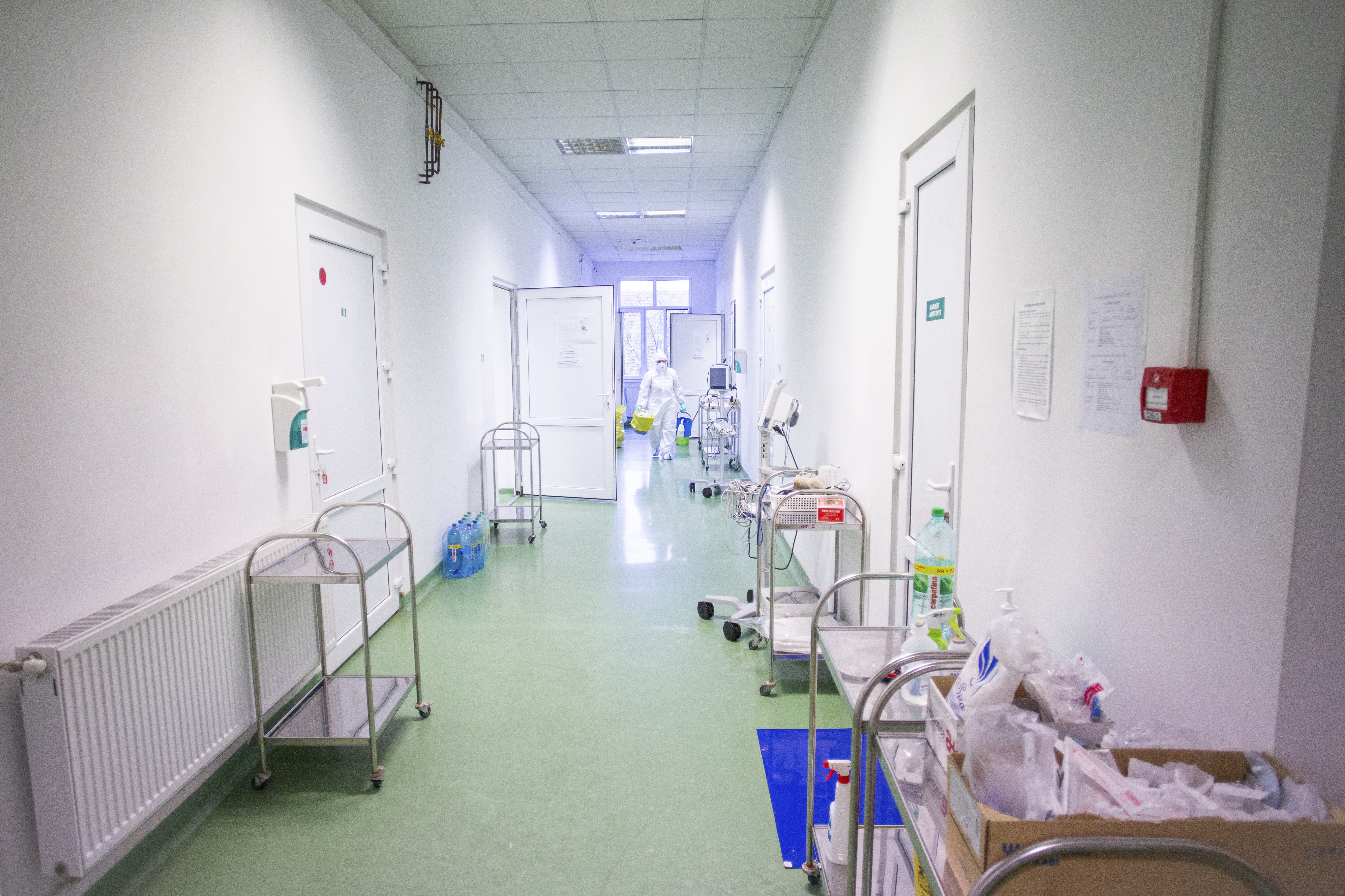 Apelul unui medic din prima linie: Toate spitalele din țară ar trebui să aibă zone COVID. În septembrie făceam rabat de la dezinfecţie