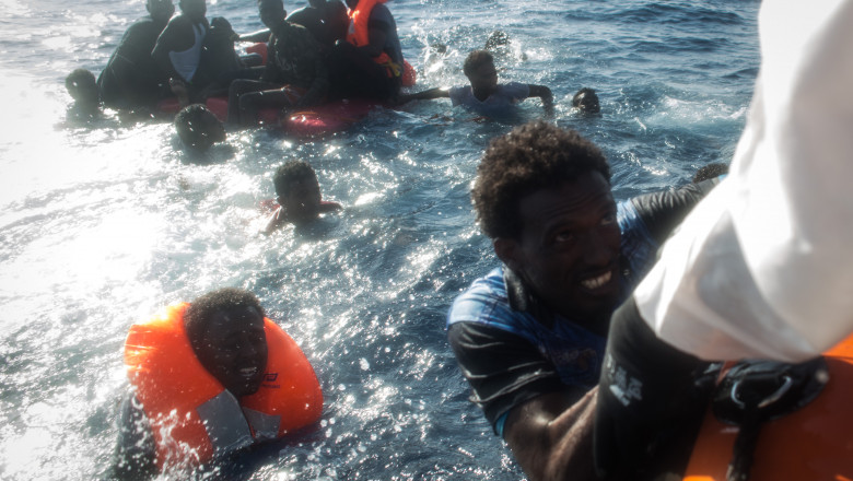 imagini cu operatiunea de salvare a unor migranti in marea mediterana