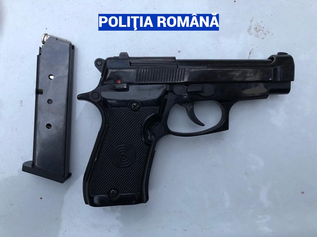 Zeci de percheziții în toată țara. Sunt căutate persoane care dețin ilegal arme și muniție
