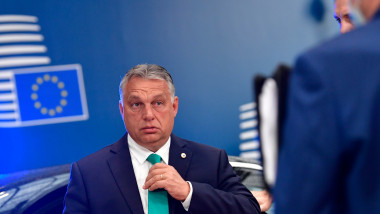 Viktor Orban își așează cravata înainte de o întâlnire a Consiliului European